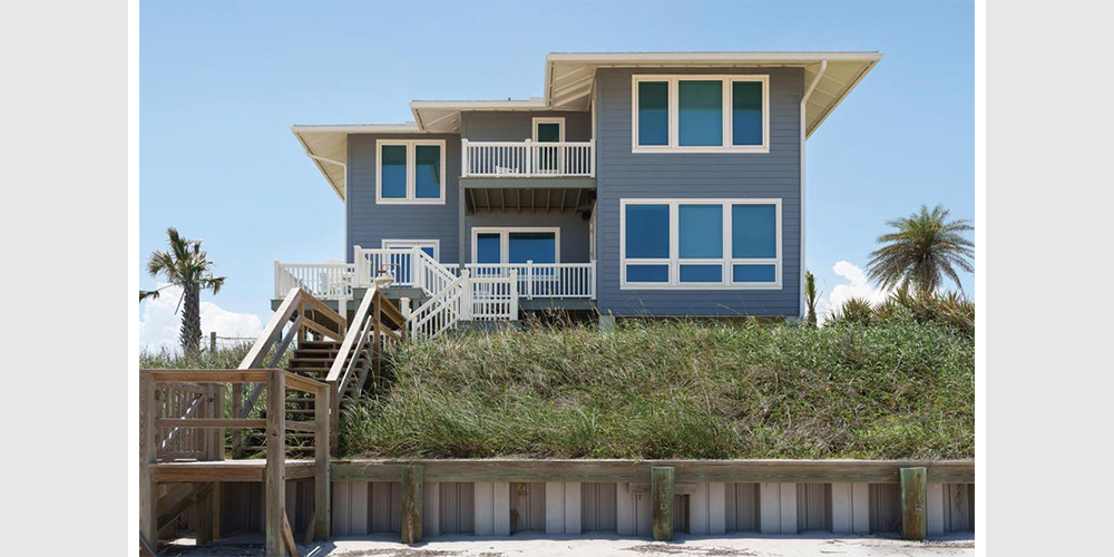Many Kolbe windows are ready for unique climates as well as unique home aesthetics—like this beach residence overlooking bright sands. Casement, awning, and direct set windows from the Forgent Series were a key part of this design vision.